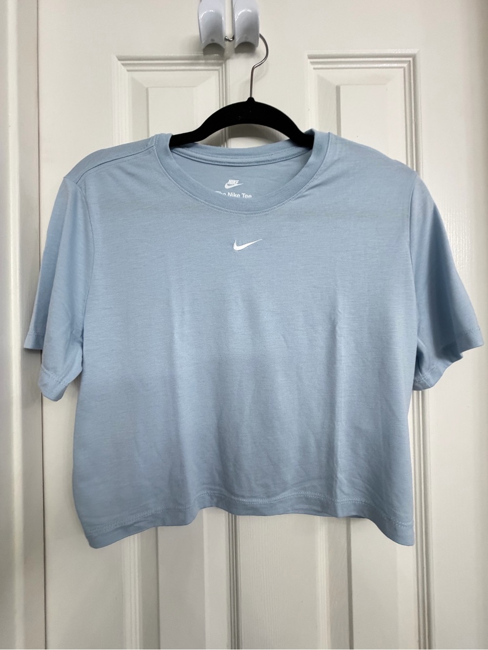 7082 Nike Women's Sky Blue Cropped Slim Fit Swoosh Tee